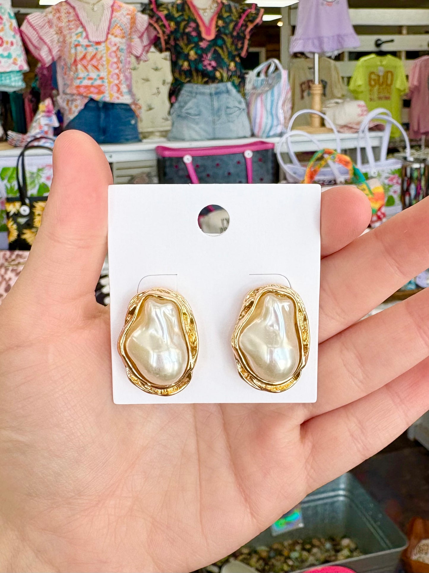 KK Hammered Pearl Stud Earrings