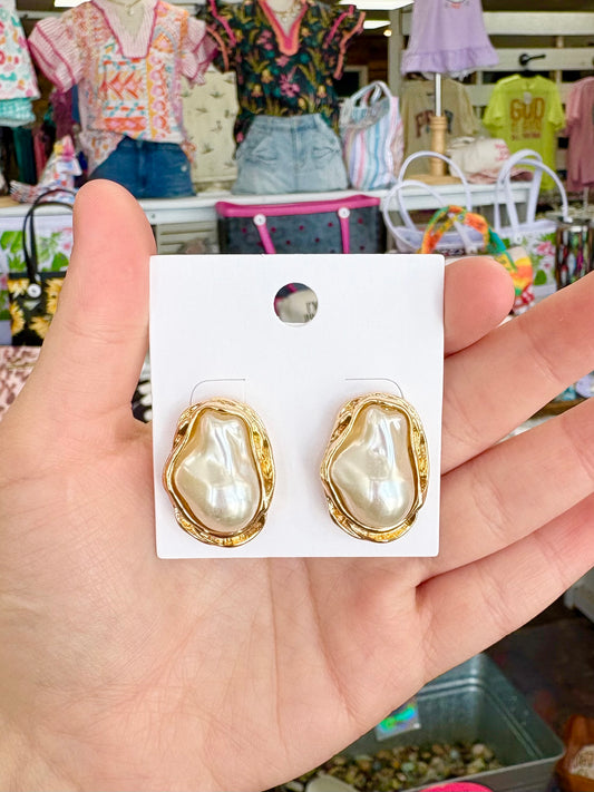 KK Hammered Pearl Stud Earrings