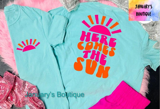 Women's HERE COMES THE SUN Graphic T-shirt