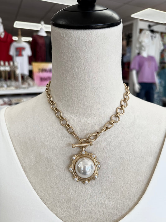 Large Pearl With Toggle Gold Chain